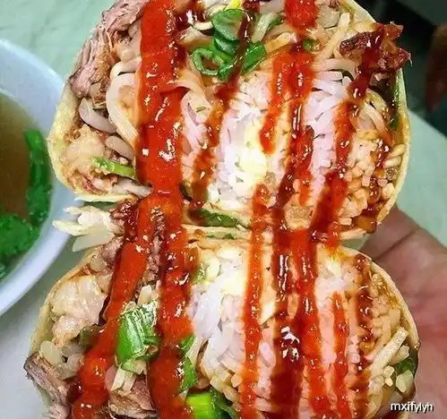 经过外国人改良的煎饼果子,竟卖一百块钱一个,真是让人大跌眼镜