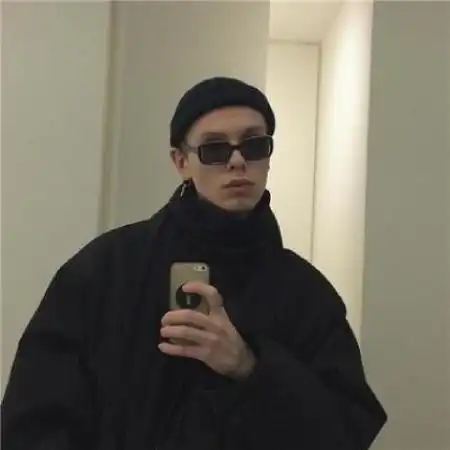 男生拿手机自拍头像爱自拍的男人
