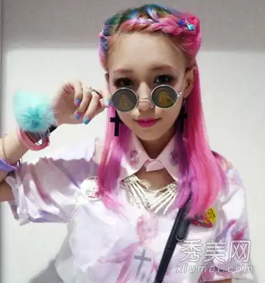 情人节的发型必须安排好,皇家修女洛里可以随意改变