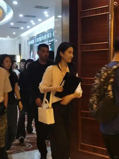 终于见到了刘亦菲真人,其实她本人并不胖