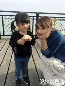 李小璐合影小女孩尖下巴抢镜