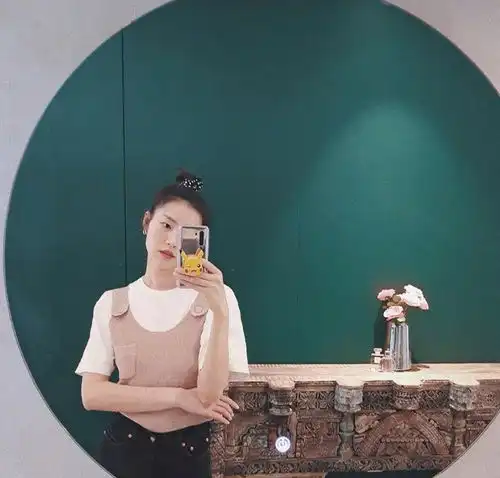 刘雯又美了粉色马甲配白t恤,真是可盐可甜的大表姐