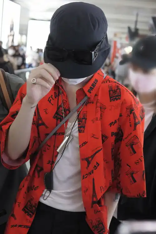 范丞丞用白t恤尝试各种搭配,酷潮又有型,就喜欢这种干净清爽