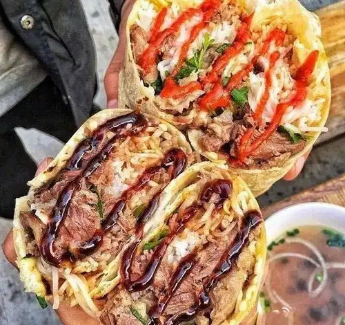 看到外国人吃煎饼果子,我的口水就止不住了,比我吃的好啊
