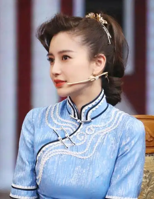 今夜王牌对王牌baby与关晓彤身穿旗袍亮相典雅且韵味十足