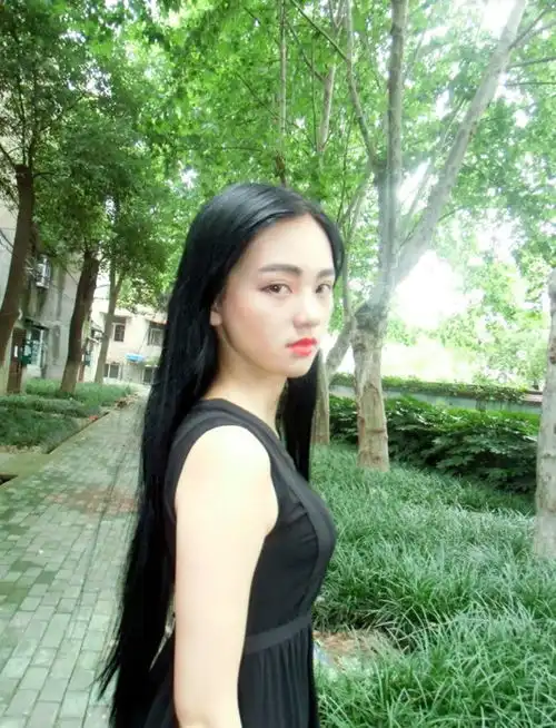 武大女神极度小清新篮球场上诠释校园风