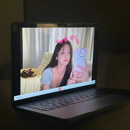 组图周洁琼素颜对镜自拍向镜头甜美发射爱心