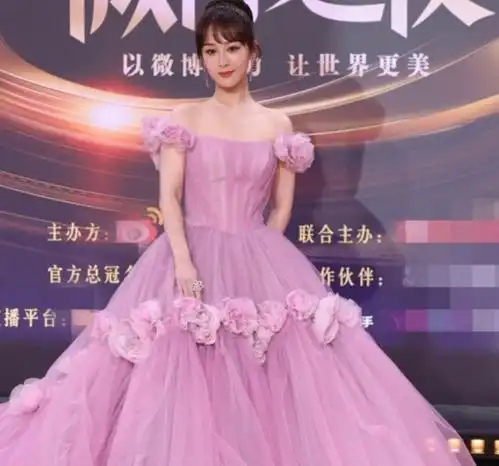 杨紫这次终于瘦了,手臂的拜拜肉没了,锁骨平肩天鹅颈仙气满满