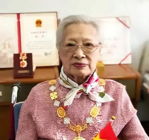 100岁秦怡去世婚姻不幸中年患癌还被疯癫儿子打骂,她一生太苦