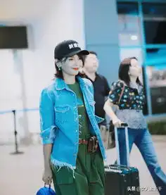 41岁刘涛中性少女风打扮,牛仔服配裤腿裤,提轮胎包包太抢眼
