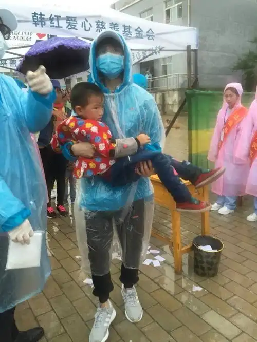 男明星抱孩子,薛之谦宠溺,杨洋搞笑,易烊千玺是个老司机