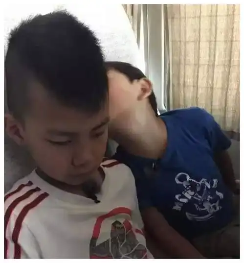 胡军12岁儿子身高超过妈妈,近照成熟认不出,爸爸基因太强大