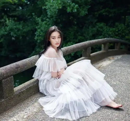 张馨予钟爱蛋糕裙,一袭素衣仙气撩人赵丽颖更是带火了花仙裙