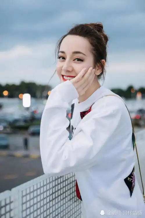 热巴在机场不小心摔坏粉丝手机,脱口而出一句话,粉丝都懵了