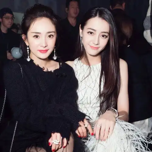 鹿晗公布恋情后,迪丽热巴首次现身又传单飞新闻