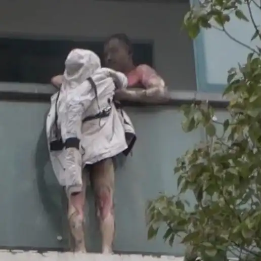 丈夫被烧伤,依然死死拉住妻子,获救后妻子呼喊先救我老公