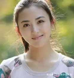 本是杨幂的助理,因长得太美被导演一眼看中,如今和杨幂同起同坐