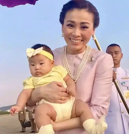 69岁泰王开始享乐了,支持海外四个儿子,打算公开苏提达的孩子