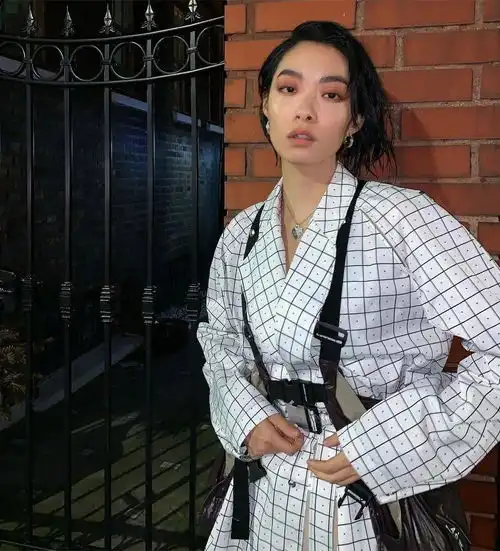 酷似刘雯,与王嘉尔师出同门,这位在英国长大的日裔女歌手有点狠