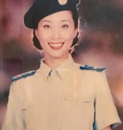 她曾5登央视春晚,事业巅峰因挚爱离世隐退,今9岁女儿很幸福