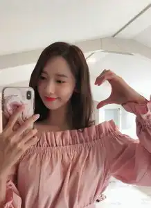 林允儿对镜自拍锁骨明显比心甜笑少女感十足