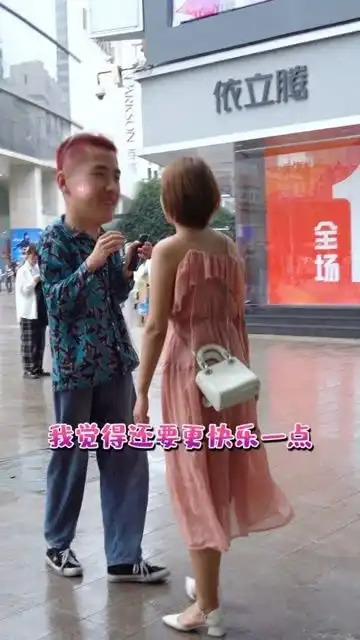 没想到小哥哥表面上挺社会的其实内心是个娇羞的小男孩