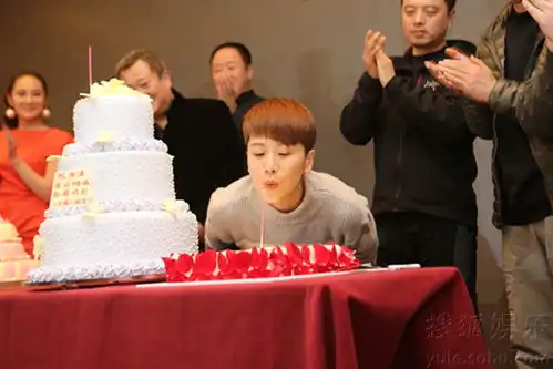 海清生日不停工陈思诚片场送惊喜