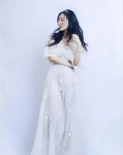 王石小娇妻真放得开穿半透明裙子都很优雅,气质不输女明星