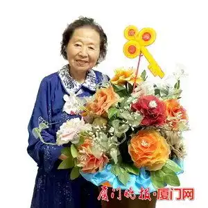 表达美好祝愿84岁退休教师制作98主题手工作品