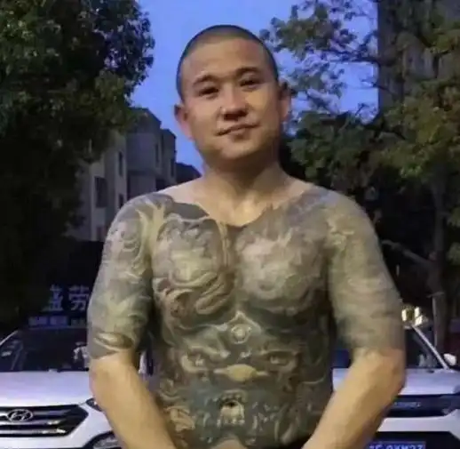 惊悚情侣家中深夜闯入陌生男子后,更恶心的一幕发生了