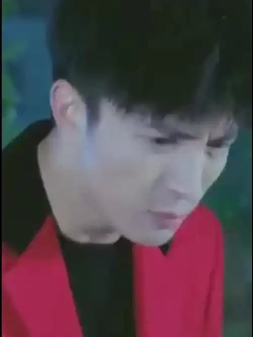 我们的少年时代喝醉酒的李小璐说自己是一朵花,蹲在草坪上,薛之谦一脸无奈