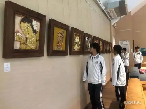 一万个太阳大型公益画展昨日开幕,城中学子暖心陪伴