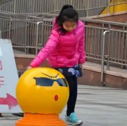 实体qq表情现身呆萌表情引孩子嬉戏