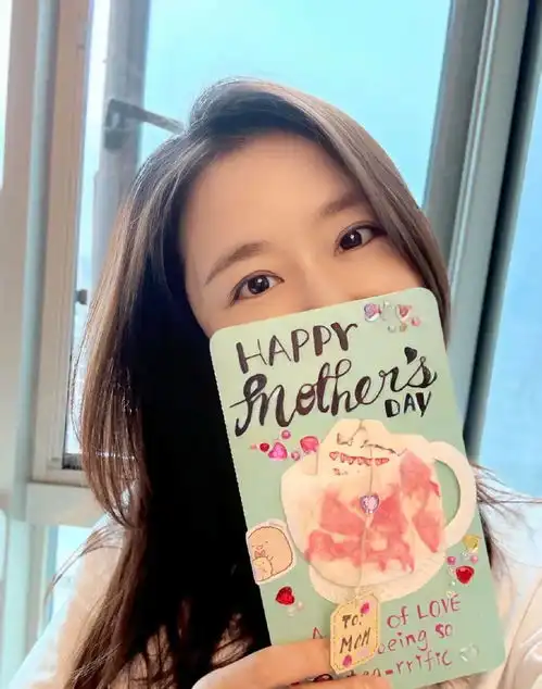 林心如晒8岁女儿手写卡片我是幸福的