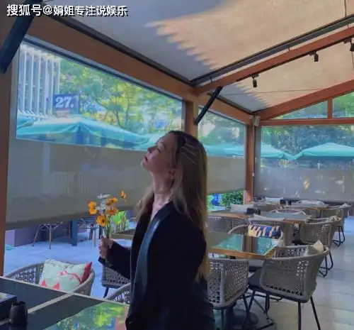 王菲为女儿李嫣庆14岁生日,李嫣星范十足手机壳成亮点