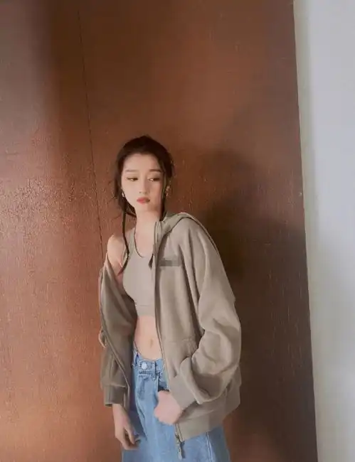 超美关晓彤晒春日运动风写真狂露纤细蛮腰