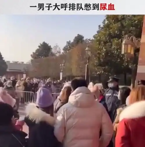 凌晨三点,一男子为买迪士尼玩偶排长队,崩溃跪倒在地