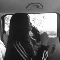 最新好看的黑白伤感qq头像被爱的人才敢喜怒形于色