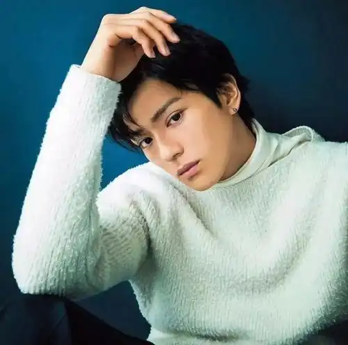 据说他才是日本现在最火的男明星,然而96年却被传有私生子