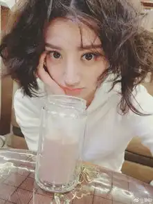组图景甜俏皮短发托腮甜美动人皮肤细腻吹弹可破