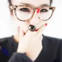 谁有女生白色底的qq头像