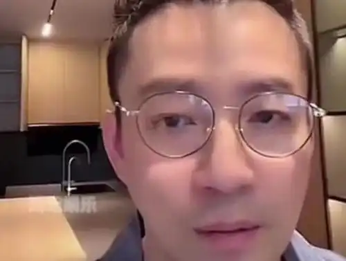 张兰晒与孙子旅行合照汪希箖戴墨镜酷帅像爸爸