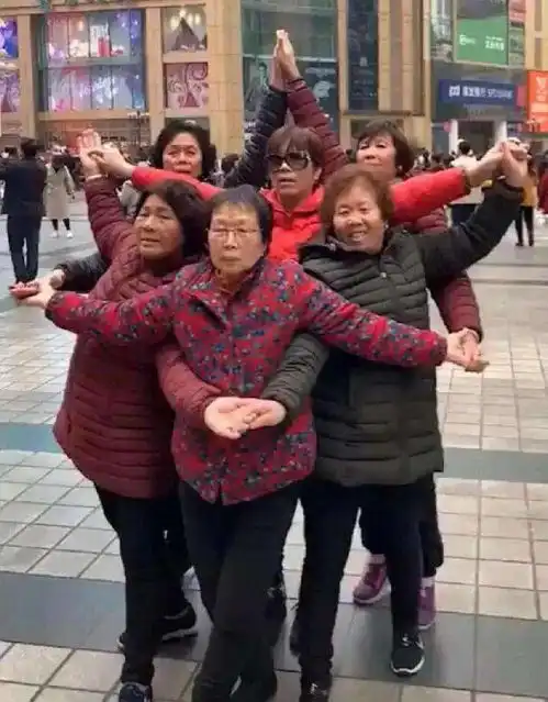 有啥就穿啥,难免给人太不讲究的感觉