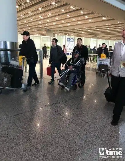 吴京受伤拍新片攀登者坐轮椅回京