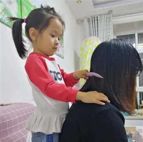 正能量少年孙偲藐,坚持5年背患病同学上学,有爱心的孩子更优秀