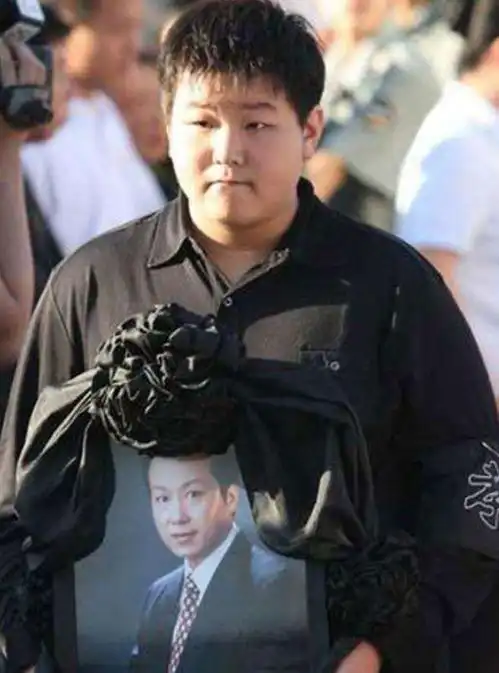 罗京患癌去世12年后,儿子罕见更新近况,接连点赞疑有稳定恋情