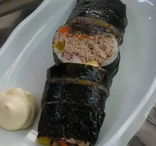 韩国的紫菜包饭太良心,虽不如日本寿司精致,但分量实在太足了
