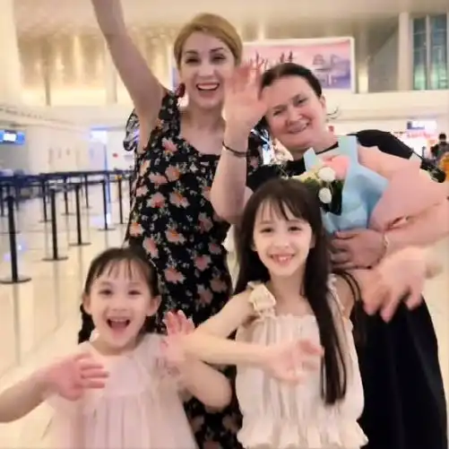 湖北小伙苏华被外国美女倒追,生2个混血宝宝,大女儿超像杨幂