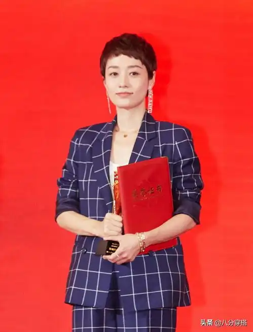 马伊琍的气质一般人学不来,超短发配格纹西装,利落大气又优雅