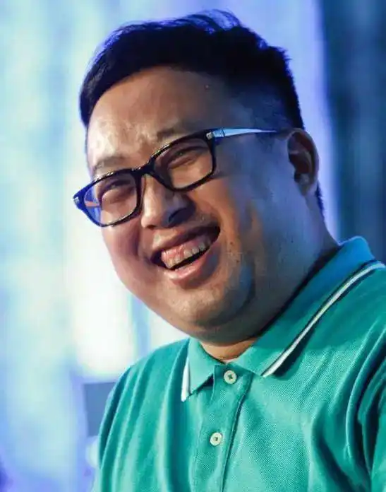 油牌导演近照曝光看呆网友,自曝2月减20kg,节食运动没用,靠吃甩肉